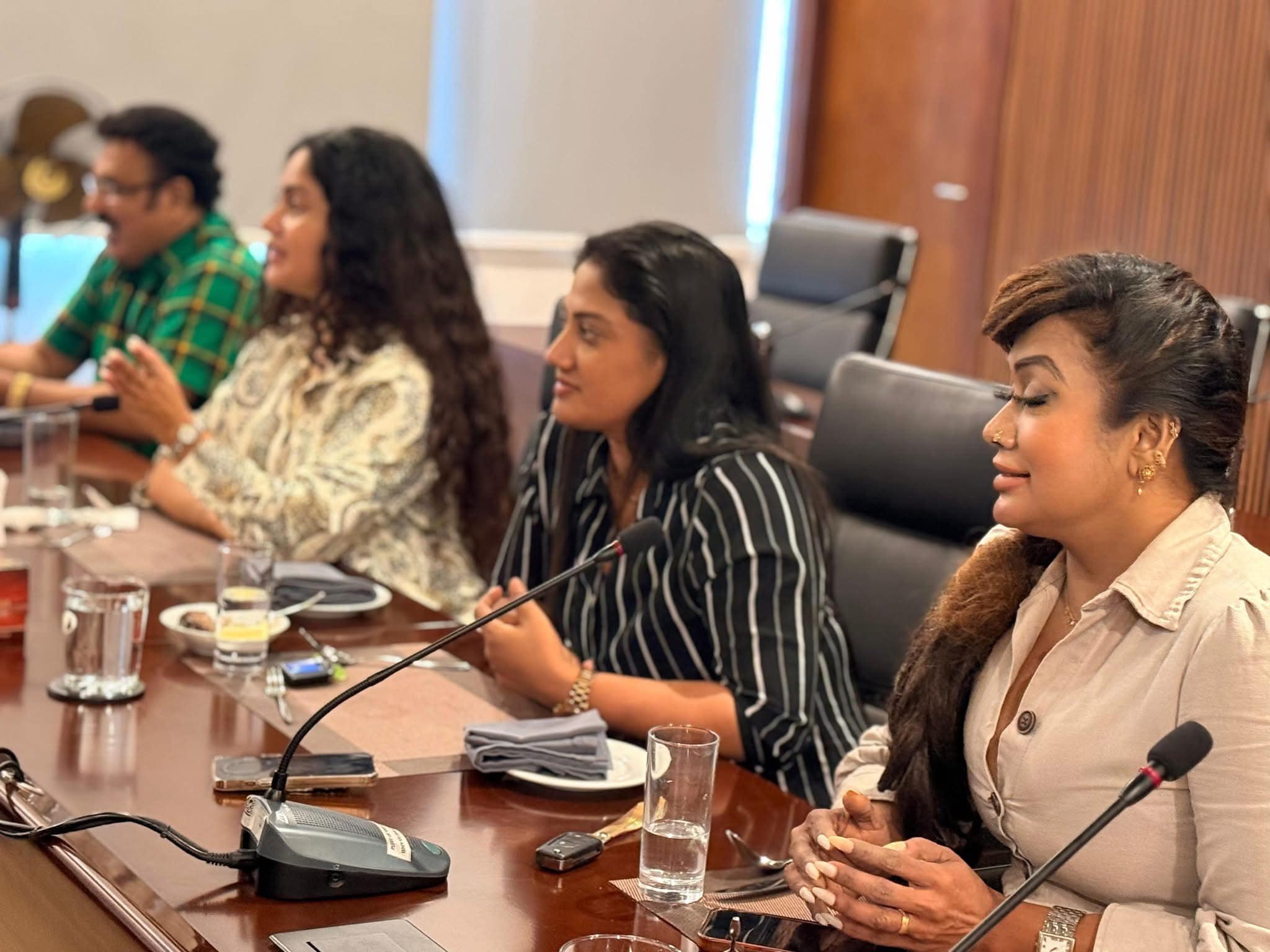 ව්‍යසනය හමුවේ කලාකරුවන් එක් වෙයි