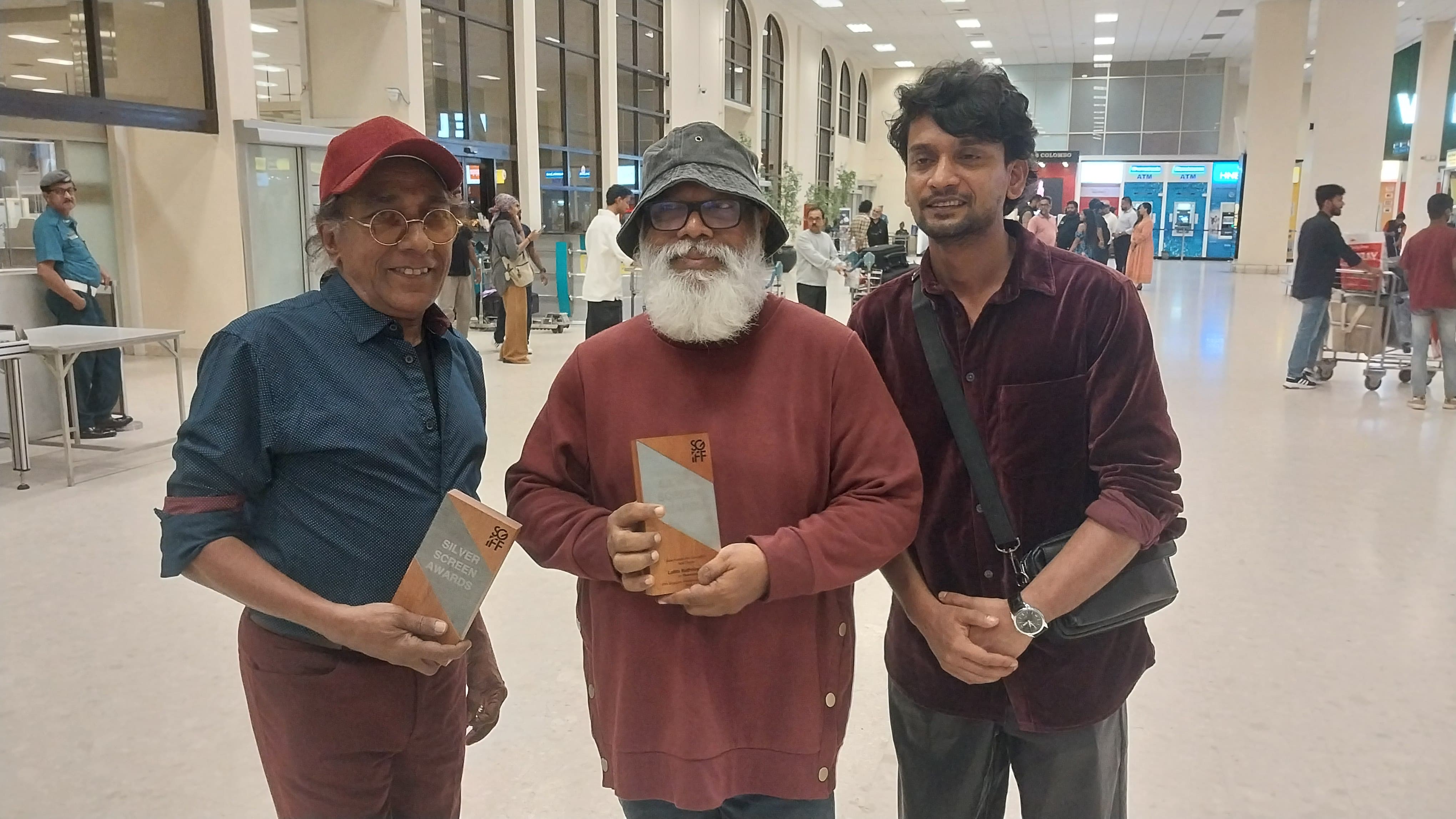 රිවස්ටන් චිත්‍රපටයට දිනූ සම්මානත් රැගෙන ලලිත් රත්නායක සහ මහේන්ද්‍ර පෙරේරා දිවයිනට